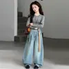 Conjunto de Primavera y Otoño para Niñas 2026: Camiseta casual estilo coreano con letras para chicas mayores combinada con jeans de dobladillo con volantes