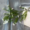 Simulación de plantas verdes, flores pequeñas, hojas, flores, flores silvestres, simulación de flores de boda, simulación de ramos, sentido de alto nivel de arreglo floral.