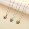 Colar gargantilha em aço inoxidável banhado a ouro real com pingente em formato de coração com asas de anjo, com opção de gravação, para mulheres