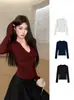 Camiseta de manga larga con cuello en V de color azul marino para mujer, camiseta básica de otoño ajustada de corte regular, top versátil de color liso para chicas con estilo