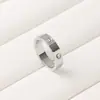 Anillo de Luz de Zirconia Incrustada en Oro Real Chapado en Cobre Transfronterizo Europeo y Americano Lujo Ligero Sensación de Alta Gama Anillo para el Dedo Joyería de Mano Versátil Fabricante Venta al por Mayor en Stock