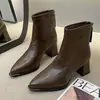 Botas de Cano Curto Femininas Salto Bloco Bico Fino Zíper Traseiro Salto Alto 2026 Nova Coleção Outono/Inverno Versáteis Cor Nude Botas de Cano Curto Salto Médio Botas da Moda