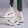Sandalias Boca de Pez para Mujer Nuevo Verano 2021 Estilo Coreano Casual Hebilla de Una Línea Cuña de Suela Gruesa Tacones Súper Altos Más Fáciles de Combinar