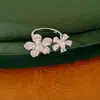 Anillo abierto asimétrico de flor de circón bañado en oro real de 18 quilates, sensación de nicho de alta gama, joyería exquisita de lujo ligero