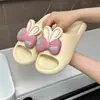 Nuevas zapatillas de flor de zapato únicas DIY de suela gruesa de verano, antideslizantes y resistentes al desgaste, para uso en baño y hogar, sandalias de dibujos animados para interior
