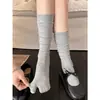 Calcetines de punta dividida estilo verano finos para mujer de dos dedos pezuña de oveja calcetines grises holgados con zapatos pequeños de cuero calcetines largos calcetines para la pantorrilla serie miu verano