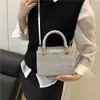 Bolsa Feminina 2026 Verão Nova Estilo Coreano Fashionável Tendência Pequena Quadrada com Textura Simples Bolsa Transversal Casual