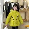 Jaqueta corta-vento com capuz, espessa e com forro de veludo, para outono e inverno, para crianças de porte médio e grande, roupa de algodão de celebridade da internet, casaco de algodão liso com cintura marcada