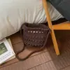 Bolsa de tecido casual com design de nicho transfronteiriço para mulheres, novo modelo 2026, bolsa de ombro tipo balde, bolsa transversal vazada para o verão