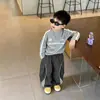 Roupas Infantis Estilo Coreano Conjunto para Meninos Conjunto Roupas de Menino 2026 Primavera e Outono Infantil Versátil Cinza Frio Conjunto com Estampa