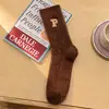 Meias de pelúcia até a panturrilha com bordado de letra P para mulheres, espessadas e forradas com fleece para aquecimento no outono e inverno, meias longas estilo universitário japonês