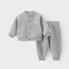 Conjunto de duas peças outono para crianças, novo e estiloso casaco de outono para bebês meninos, cardigã e calça conjunto de outono