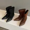 Botines de retazos de piel y gamuza para mujer, nuevo estilo otoño e invierno, botines cortos de punta fina con tacón de gatito y cordones, piel genuina
