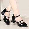 Sapatos ocos de camada única femininos 2024 novos sapatos femininos com fivela salto médio verão pequenos sapatos de couro salto grosso estilo suave sandálias baotou