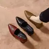 Populares zapatos de mujer con tacón grueso, nuevos zapatos de cuero para mujer con suela blanda otoño 2026, cómodos zapatos de caña baja para madres