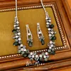 Set de pendientes colgantes y collar con forma de lágrima tachonados de diamantes vintage, accesorios de estilo corte retro, que exudan una sensación de lujo ligero y alta gama