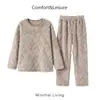 Pijama infantil de forro polar coral, engrosado para otoño e invierno, con diseño jacquard de patrón de diamantes, hecho de franela, con cuello redondo, mangas largas y pantalones largos, proporcionando calidez