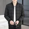 Colección Otoño 2026: Chaqueta de Béisbol para Hombre de Cuadros Oscuros Corta - Gama Alta, Estilo Maduro, Abrigo Versátil Casual para el Trabajo