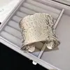 Pulseira de Braço Aberta Redonda com Estampa Metálica Europeia e Americana, Pulseira Versátil Única, Joia de Design de Nicho