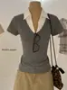 Wgwe10199 Roupas Femininas Shisanxing de Guangzhou Verão 2026 Novo Top Camiseta Manga Curta Color Block Gola V Falso Duas Peças