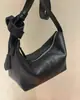 Bolsa de ombro de couro de flor integral da marca C para mulheres, versátil para o trajeto diário, bolsa hobo de axila, novo modelo 2026, bolsa transversal de design simples