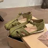 Nuevas sandalias romanas planas retro 2026 para primavera y verano, con tira en T y diseño de punta semi-cerrada calada, ligeras y en un nuevo estilo chino para mujer