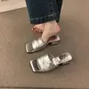 Sandalias de plata estilo retro con pliegues para mujer, nuevo modelo 2026, tacón grueso, punta cuadrada, para uso en exteriores, sandalias tipo mamá estilo hada