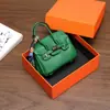 Nuevo y moderno colgante de mini bolso de platino, bolso de lipstick de alta gama, decoración de bolso para auriculares, accesorio de llavero para coche, venta al por mayor
