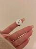 Anillo de lujo con diamantes apilados, estilo Chanel retro francés, concha blanca, perla de agua dulce y destellos, joyería de moda exquisita y ligera.