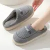 Pantuflas de algodón para hombre y mujer, mismo estilo, otoño e invierno, posparto, interior del hogar, antideslizantes, suela gruesa, felpa, cálidas, de pareja, con terciopelo