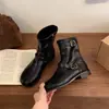 Botas Martin estilo britânico retrô para mulheres, nova coleção outono/inverno 2026, apresentando um design único com bico fendido falso e uma silhueta de bota fina e curta
