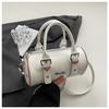 Bolso Satchel Retro de Moda Bolso Boston para Mujer 2025 Primavera Nuevo Novedoso Nicho de Alta Gama Versátil Bolso de Hombro Cruzado