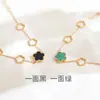 Pulsera Exquisita de Acero de Titanio de Cinco Hojas Doble Cara Estilo Europeo y Americano de Moda para Viajeros con Flores Huecas Joyería Versátil de Nicho para Mujeres