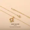 {Set}Aretes y Collar de Aleación de Cobre de Trébol de Cuatro Hojas para Mujer 2025 Simple Accesible Lujo Elegante Diseño de Nicho Cadena para Clavícula