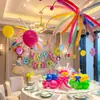 Decoración de escena de fiesta de cumpleaños en sala privada de hotel, fuegos artificiales de dopamina coloridos, globos largos para una atmósfera alegre