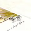 Pendientes de flor tridimensionales simples de nicho de lujo ligero para mujer, pendientes versátiles de temperamento, pendientes dorados de alta gama, acero de titanio al por mayor