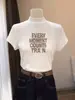 Camiseta de manga corta para mujer con hombros de ajuste regular, cuello semi-alto, algodón puro, color café, diseño moderno y versátil, adecuada como capa base para otoño