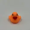 Versión de Hong Kong al por mayor de patito de goma blanda patito del vecindario Pato Amarillo color de tienda de té con leche Patito juguetes acuáticos vocales para niños