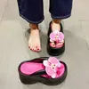 Persona asiática del sureste de baja estatura pisando excremento sintiendo chanclas de suela gruesa de orquídea mariposa sandalias de tacón alto para mujer antideslizantes para playa y costa