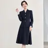 Atacado transfronteiriço de novos estilos de outono e inverno: conjunto de blazer de manga longa e saia midi, cor de damasco, acinturado, elegante, para o ambiente de negócios