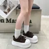 Tenis blancos de plataforma, de tamaño pequeño, que aumentan la altura, para mujer, nuevo estilo 2026, con punta en forma de concha, suela gruesa y un diseño lindo y extragrande, adecuados para uso casual y deportivo.
