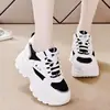 Zapatillas deportivas casuales cómodas de malla con cordones para mujer que aumentan la altura, nuevas para otoño, populares y de moda 2026, suela gruesa, blancas