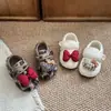 Zapatos de Peluche para Niñas 2026 Nuevas Llegadas de Invierno Zapatos Cálidos de Dibujos Animados tipo Birkenstock Zapatos de Algodón Tipo Frijol Antideslizantes para Caminar de Niños