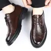Nuevos zapatos casuales de cuero para hombre de verano, zapatos formales de negocios para hombre, zapatos de estilo británico, zapatos casuales para novio de hombre, venta al por mayor
