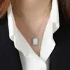 Collar Clavícula Ins Trendy Simple Retro Europeo y Americano Elegante Nicho Incrustado de Diamantes Nácar Cuadrado Geométrico Acero de Titanio para Mujer