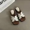 Sandalias de Tira Única con Parches Huecos para Mujer Verano Ropa de Exterior Moda Verano 2026 Cuña Simple Antideslizantes Versátiles Chanclas Planas