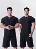 Camiseta Deportiva y de Ocio de Verano para Hombre con Cuello en V Pequeño, Manga Corta y Puños Cerrados para un Aspecto Más Grande, Top de Entrenamiento Físico con Cuello en V Pequeño