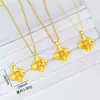 Colar com pingente de flor escovada em relevo, joia popular banhada a ouro para mulheres, corrente de clavícula de pétala de estilo francês de alta qualidade, novo