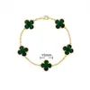 Pulseira de Trevo de Quatro Folhas para Mulheres, Luxo Leve e Sensação de Alta Qualidade, Banhada a Ouro 18K, Trevo da Sorte de Madrepérola Dupla Face, Joia de Mão, Item Quente Transfronteiriço