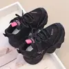 Sapatos plataforma de sola grossa para crianças, tênis "dad shoes" de malha única que aumentam a altura, novos sapatos femininos outono 2026, retrô, respiráveis, modernos, esportivos